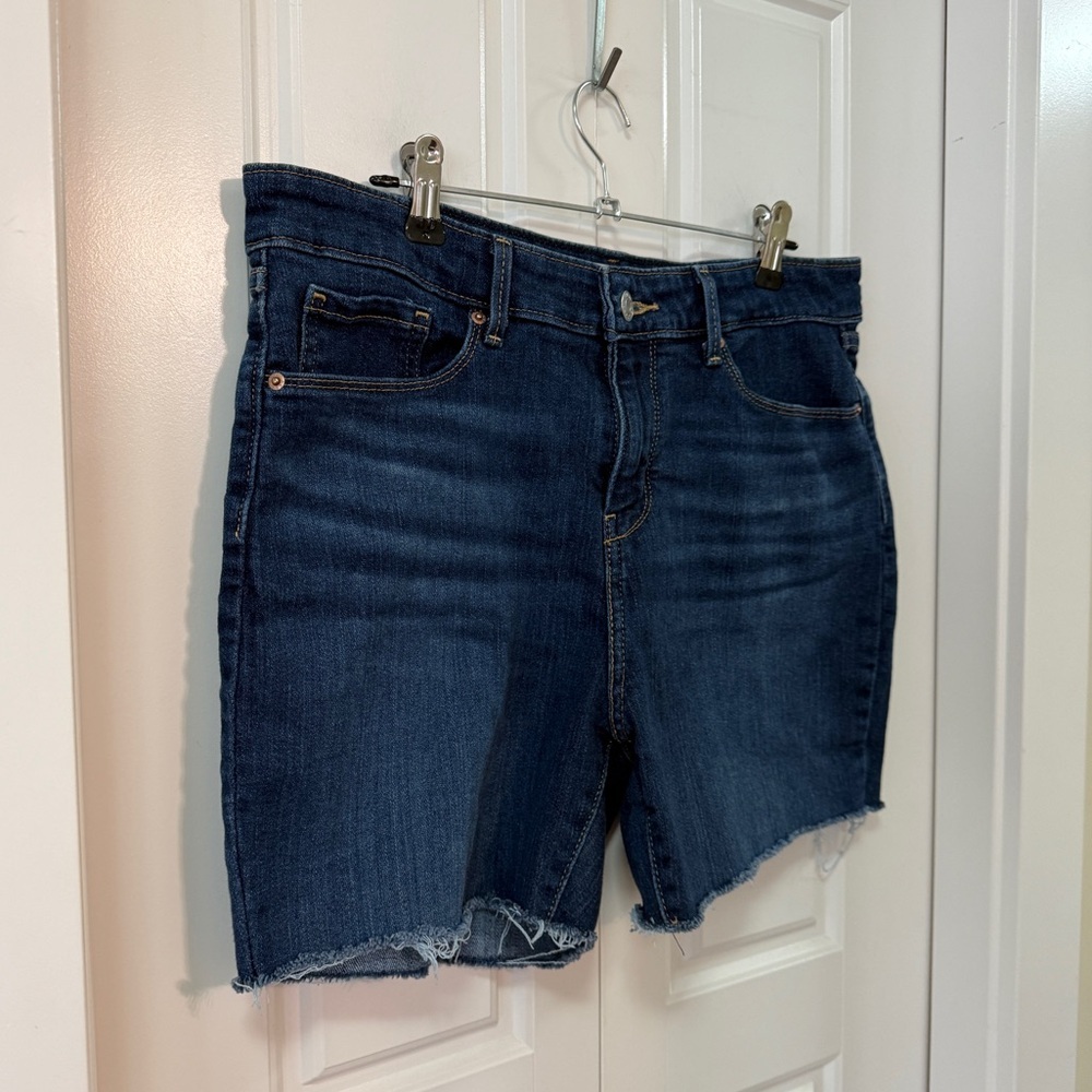 👖 Levi’s Signature Mid-Rise Straight Cut-Off Denim Shorts | Size 30 - Picture 3 of 7